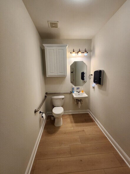 More Photos Of 2125 Martin Dr, Bedford Medical For Sale