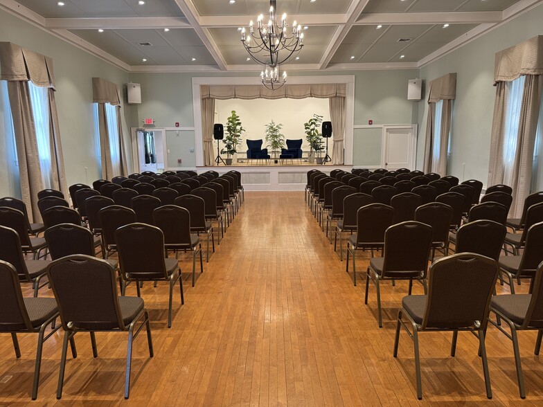 More Photos Of 43 Naubuc Ave, Glastonbury Flex For Sale