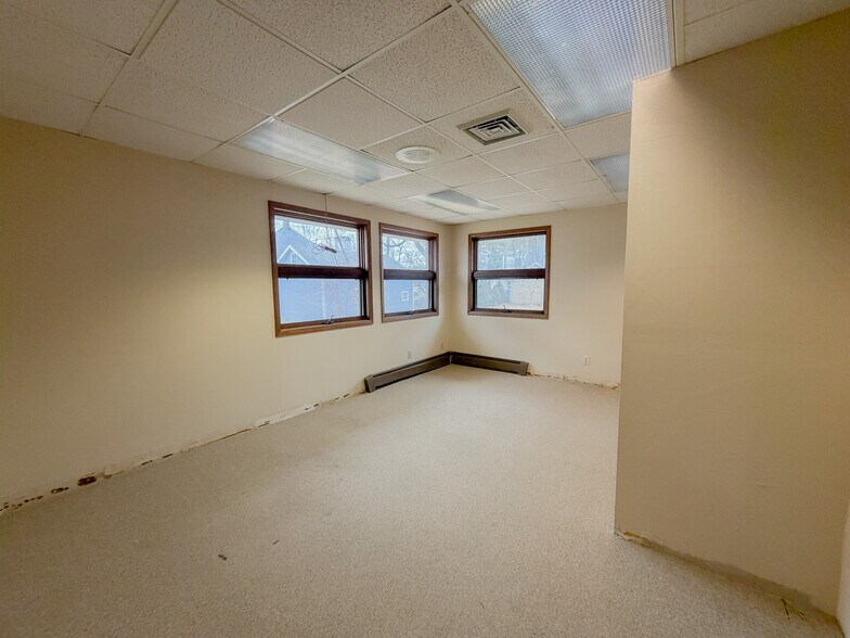 More Photos Of 515 Gold St, Green Lake Office For Sale