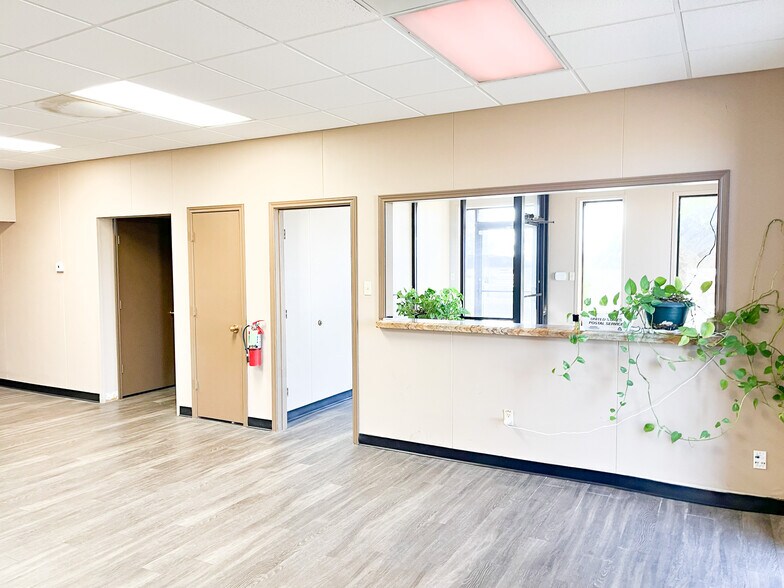 More Photos Of 921 E 66th, Lubbock Warehouse For Sale