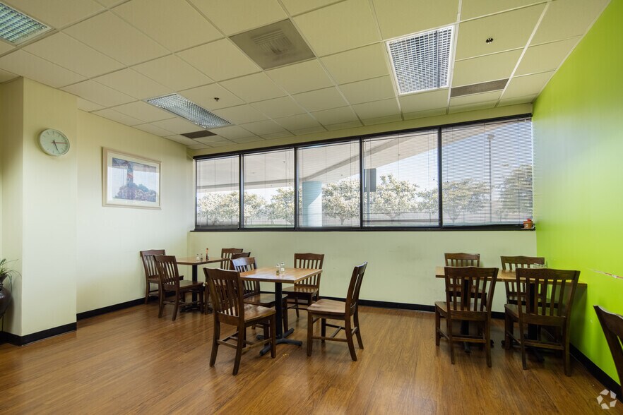 More Photos Of 6345 Balboa Blvd, Encino Unknown For Lease