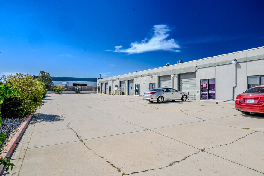 More Photos Of 482 Laredo St, Aurora Light Distribution For Lease