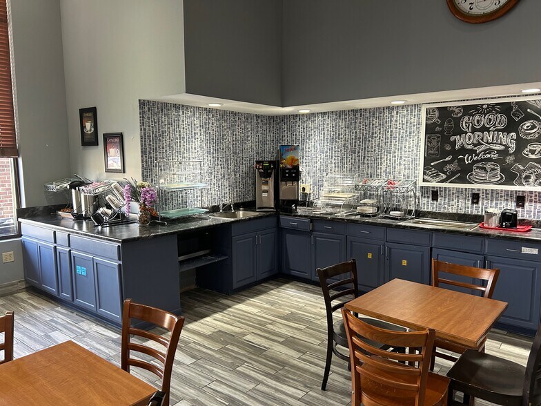 More Photos Of 222 W 2nd St, Ottumwa Hotel For Sale