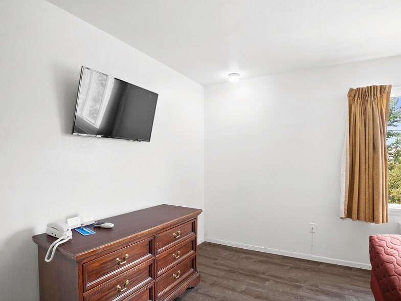 More Photos Of 935 9th Ave, Sidney Hotel For Sale