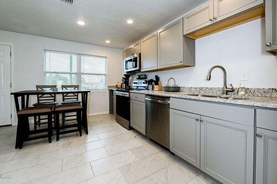 More Photos Of 112 N Peninsula Dr, Daytona Beach Apartments For Sale