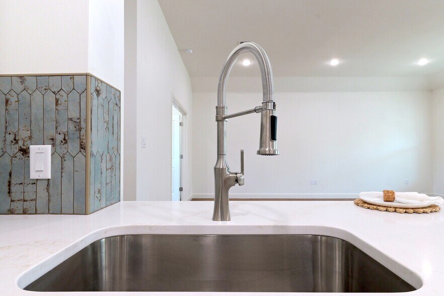 More Photos Of 200-210 Ewell st, Granbury Apartments For Sale