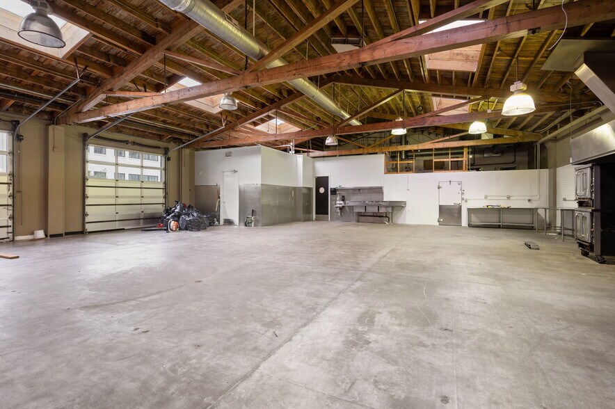 More Photos Of 1632 NW Thurman St, Portland Showroom For Lease