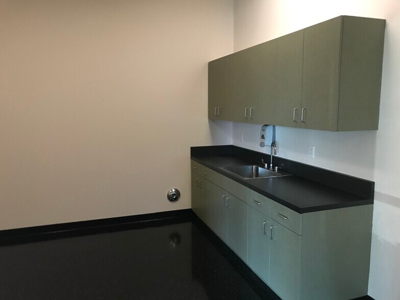 More Photos Of 840 S Rochester Ave, Ontario Showroom For Lease