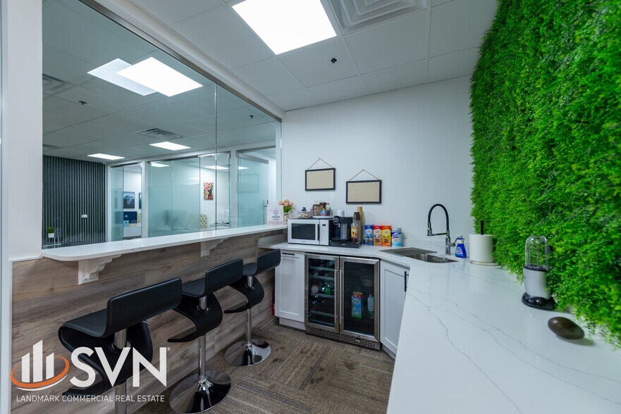 More Photos Of 1425 N McLean Blvd, Elgin Medical For Sale