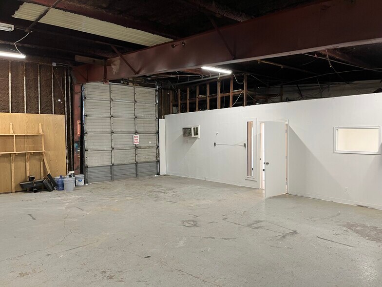 More Photos Of 15435 I-10 E, Channelview Showroom For Lease