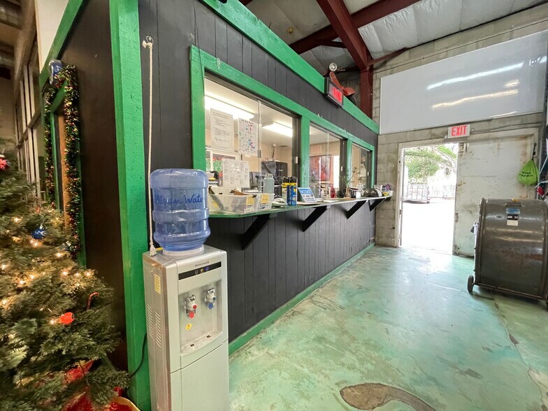 More Photos Of 633 NW 13th St, Gainesville General Retail For Sale