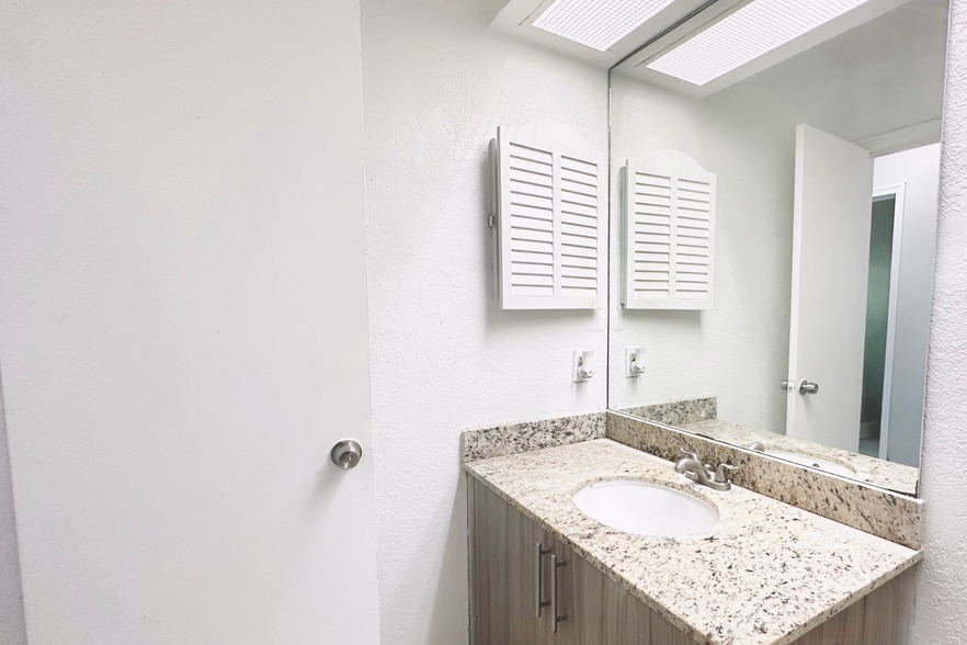 More Photos Of 999 W Prospect Rd, Oakland Park Apartments For Sale