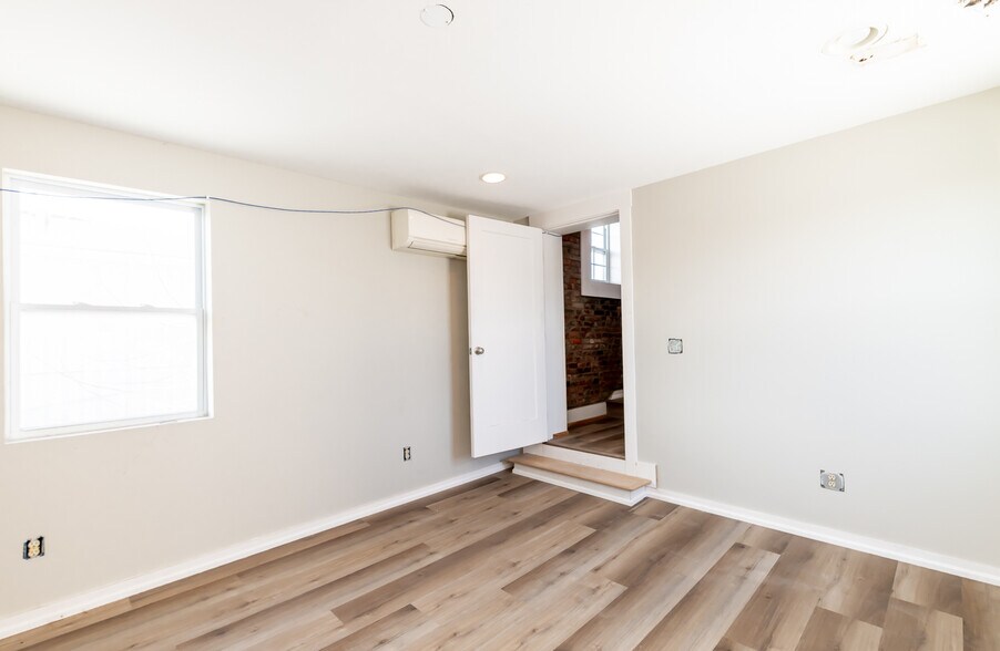 More Photos Of 1032 Story Ave, Louisville Bar For Lease