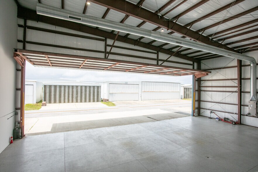 More Photos Of 1001 Airport Rd, Destin Airplane Hangar For Sale