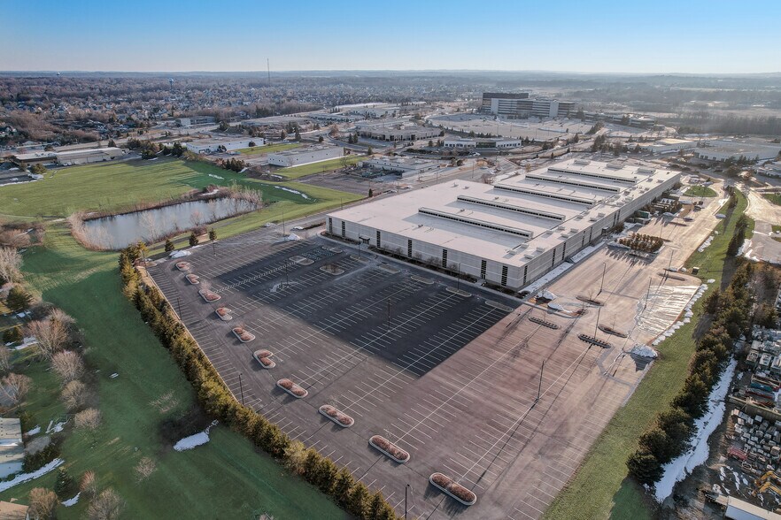 More Photos Of W165N5830 Ridgewood Dr, Menomonee Falls Distribution For Lease