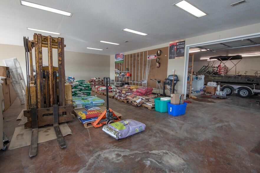 More Photos Of 375 NW US Highway 50, Centerview Light Distribution For Sale