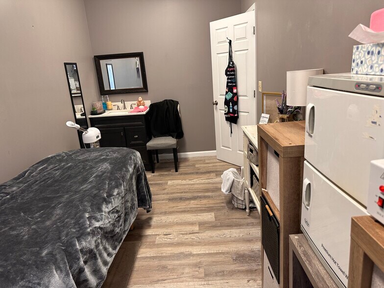 More Photos Of 2504 Veterans Memorial Pky S, Lafayette Office For Sale