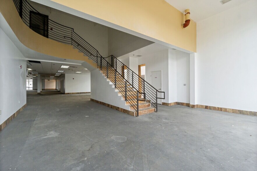 More Photos Of 5262 N Blackstone Ave, Fresno Flex For Sale