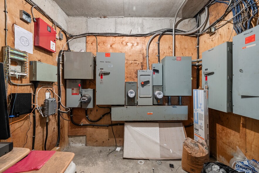 More Photos Of 93 Sixth St, New Westminster Office For Sale