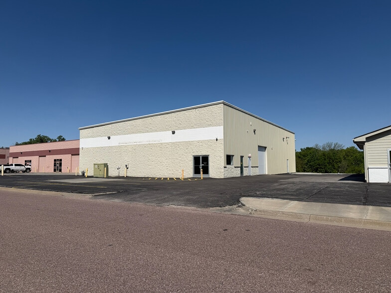 Primary Photo Of 1112 Applewood Dr, Papillion Warehouse For Sale