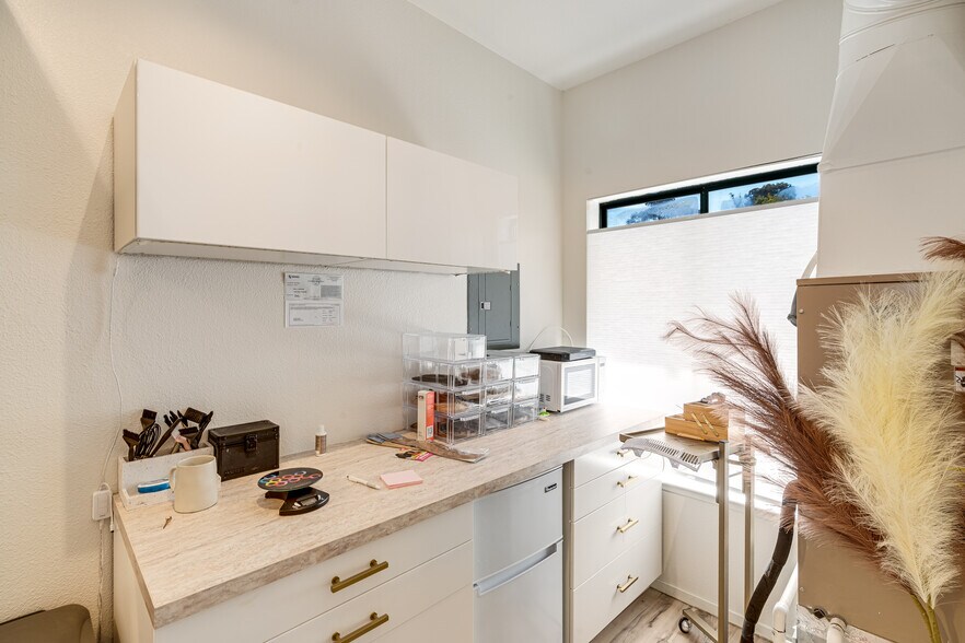 More Photos Of 1270 Broadway, Sonoma Freestanding For Sale