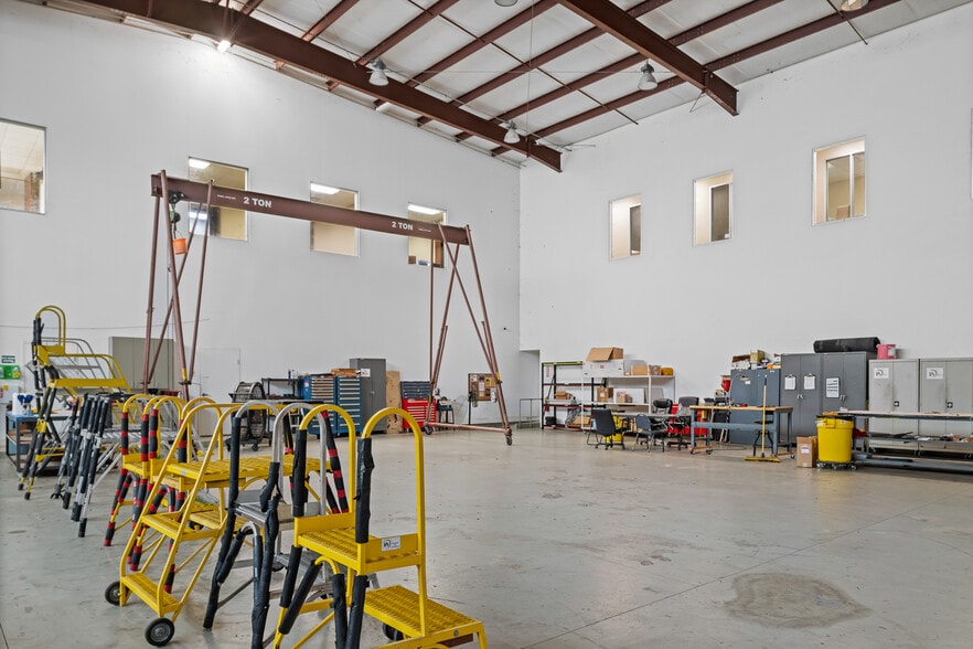 More Photos Of 18000 Groeschke Rd, Houston Airplane Hangar For Lease