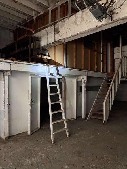 More Photos Of 1701-1719 SE Hawthorne Blvd, Portland Storefront For Sale