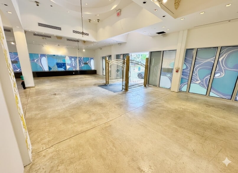 More Photos Of 743-755 Washington Ave, Miami Beach Bar For Lease