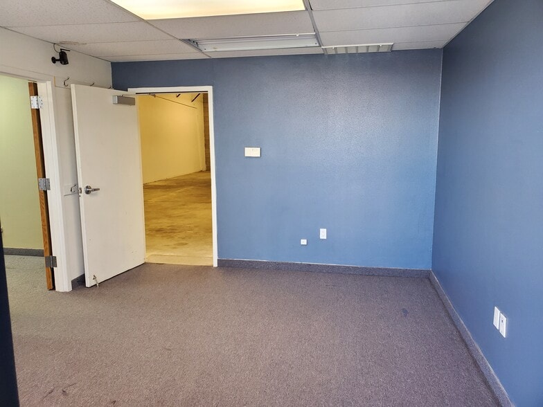 More Photos Of 350-366 Norfolk St, Aurora Light Manufacturing For Sale