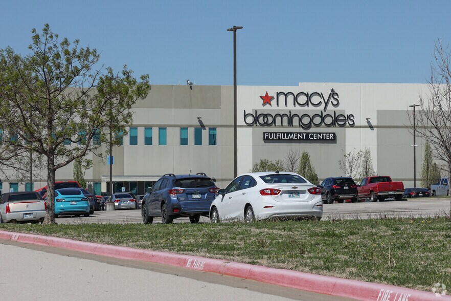 More Photos Of 7120 E 76th St N, Tulsa Distribution For Lease