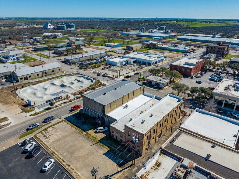 More Photos Of 113 E 3rd St, Taylor Storefront Retail Office For Lease