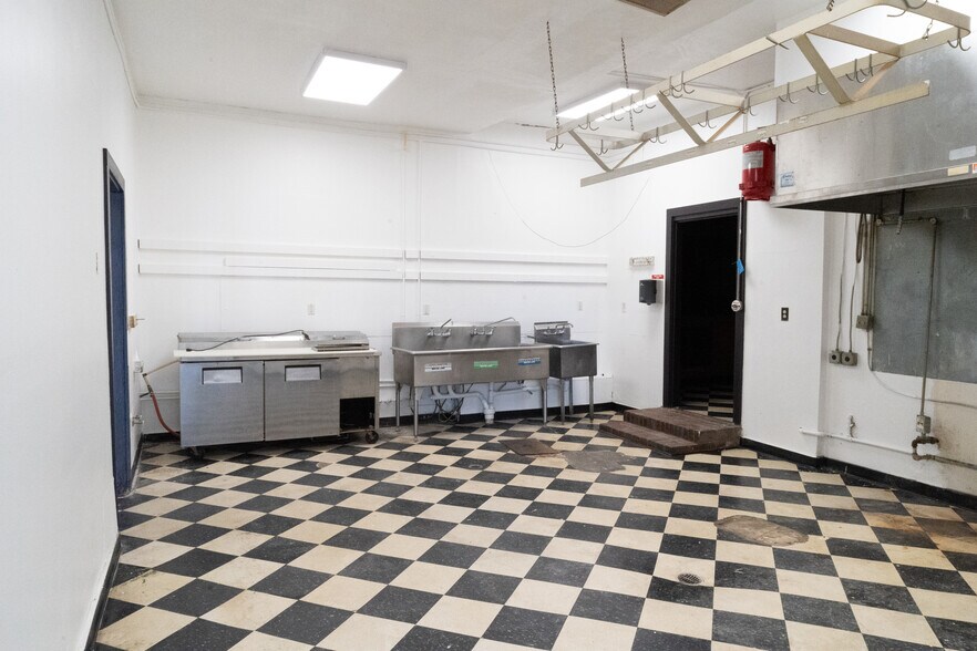 More Photos Of 711-719 E Broad St, Savannah Restaurant For Lease