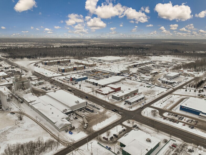 More Photos Of 420 Av Taniata, Lévis General Retail For Sale