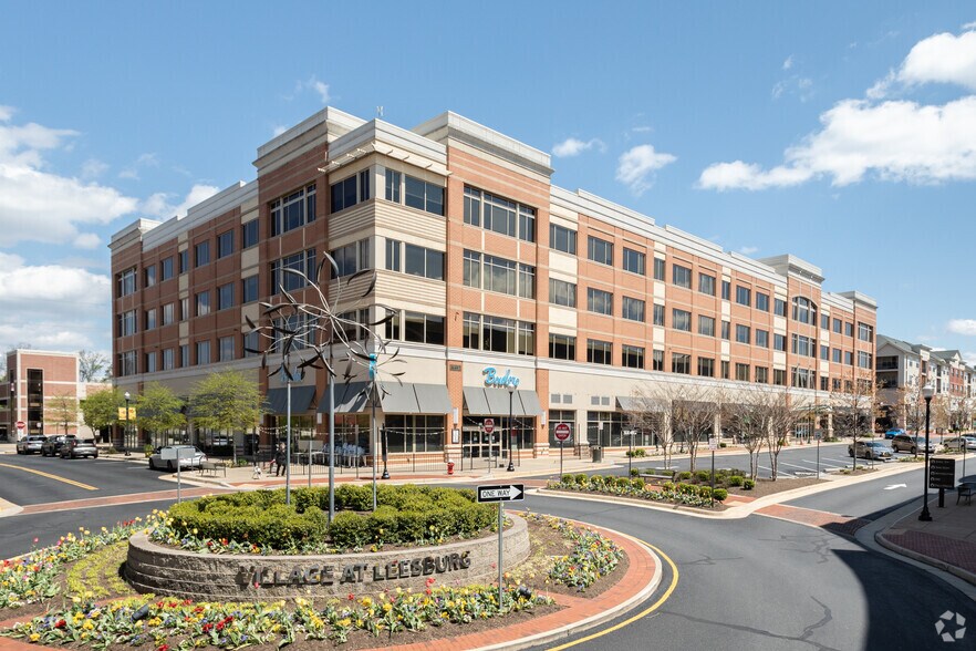 More Photos Of 1602 Village Market Blvd SE, Leesburg Office For Lease