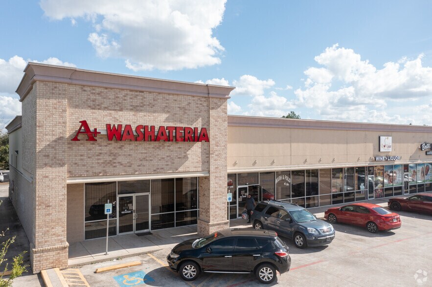 More Photos Of 15002 Ella Blvd, Houston Unknown For Lease