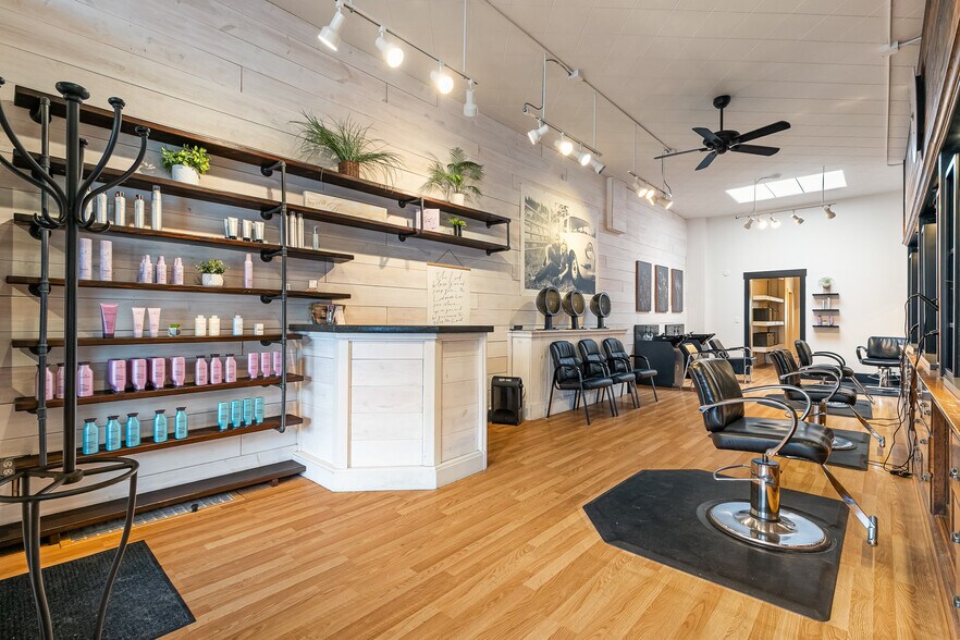 More Photos Of 511 Front St, Lynden General Retail For Sale