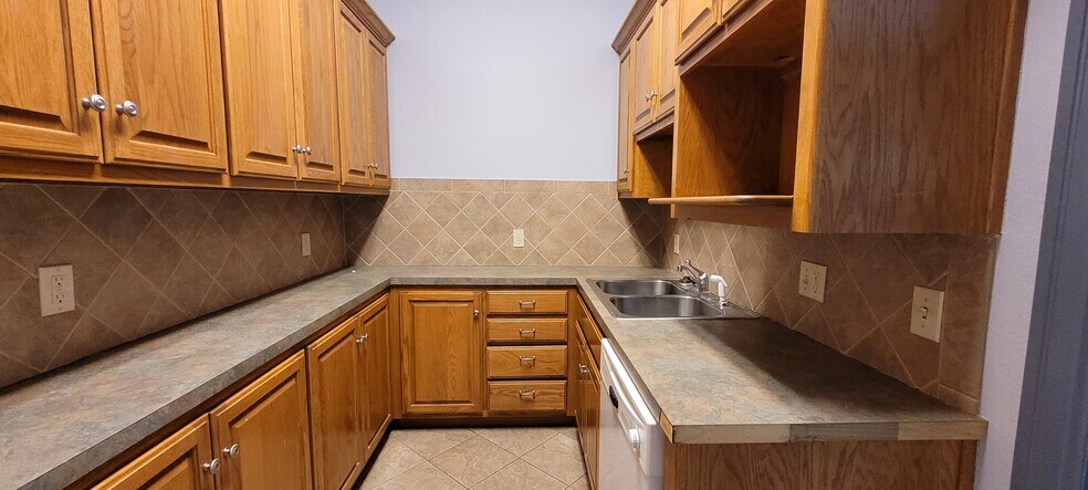 More Photos Of 2310-2320 N Highway 66, Catoosa Office For Sale