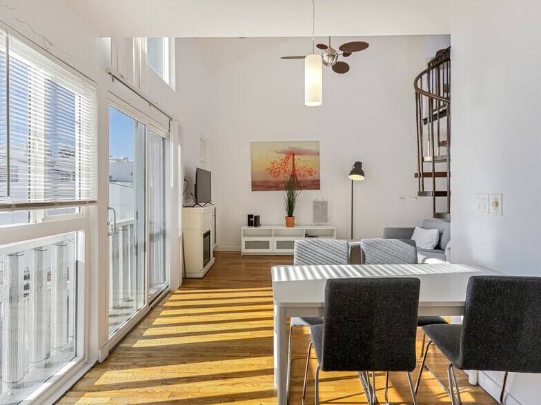 More Photos Of 14 Ozone Ave, Venice Apartments For Sale