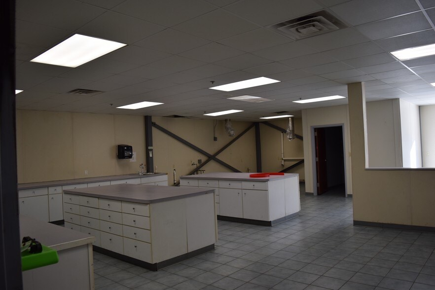 More Photos Of 27 Production Dr, Dover Light Manufacturing For Lease