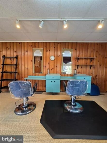 More Photos Of 2132 Noble St, West Lawn Flex For Lease