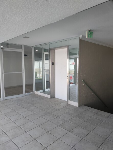 More Photos Of 4861 N Dixie Hwy, Oakland Park Office Residential For Lease