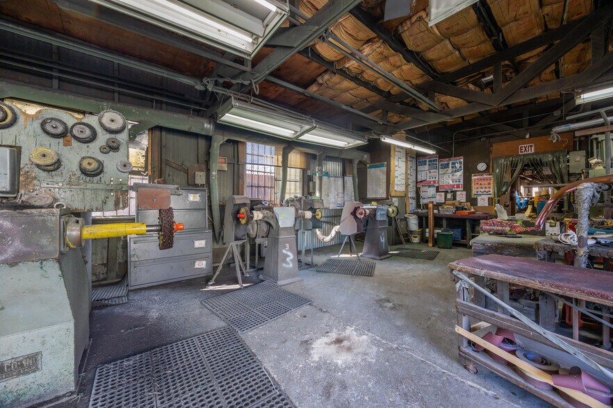 More Photos Of 2455 E 52nd St, Los Angeles Warehouse For Sale