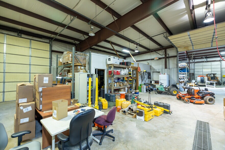 More Photos Of 1621 Se Summit St, Lee's Summit Light Distribution For Lease