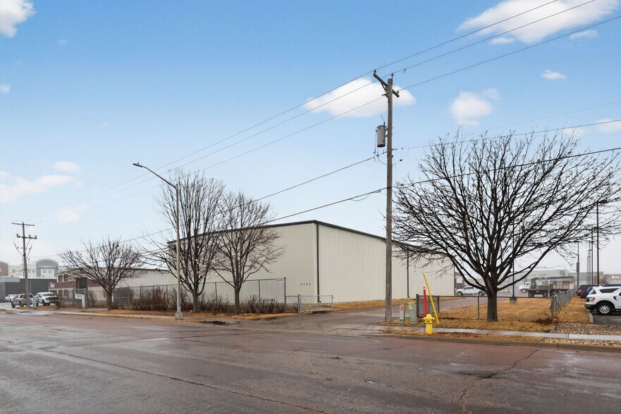 More Photos Of 2605 & 2609 S Carolyn Ave, Sioux Falls Industrial For Lease