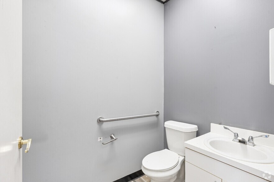 More Photos Of 8240 Antoine Dr, Houston Medical For Sale