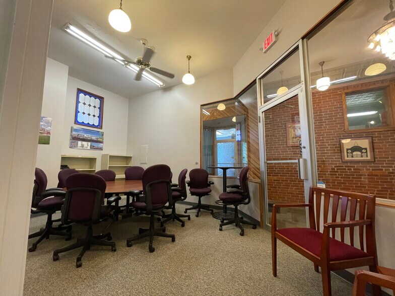 More Photos Of 264 Exchange St, Chicopee Storefront Retail Residential For Lease