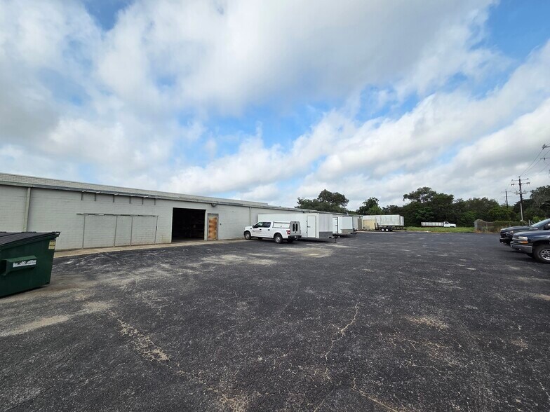 More Photos Of 2727 N St Marys St, San Antonio Service For Sale