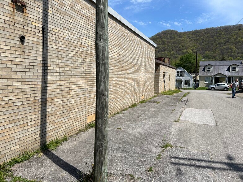 More Photos Of 8902 MacCorkle Ave, Marmet Office For Lease