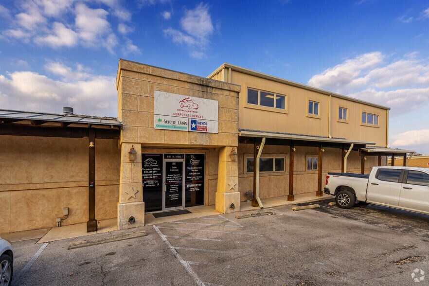 More Photos Of 801 N Main St, Boerne Freestanding For Lease