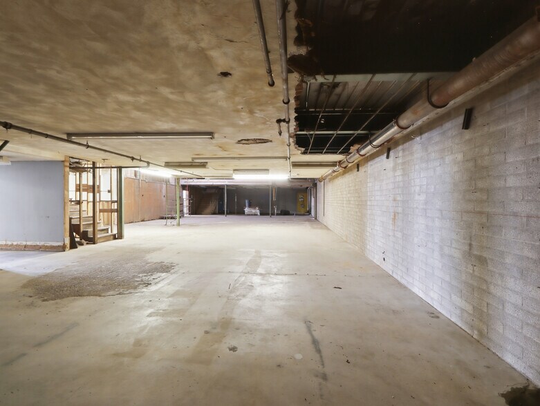 More Photos Of 5340-5346 W Glendale Ave, Glendale Freestanding For Lease